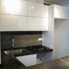 کابینت آشپزخانه هایلند، کابینت سفید بالای صفحه سنگ مشکی