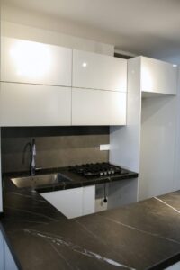 کابینت هایگلاس سفید براق بدون دستگیره