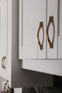 درب کابینت سفید با دستگیره طلایی نئوکلاسیک