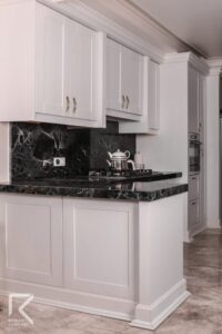 کابینت و جزیره آشپزخانه نئوکلاسیک سفید رنگ