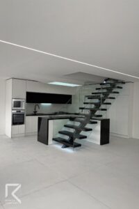 آشپزخانه مدرن با کابینت ام دی اف سفید مشکی