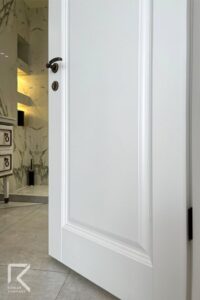 درب نئوکلاسیک سفید چوبی قاب دار