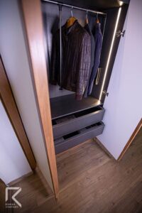 کمد دیواری روکش تاپ مات سفید نیمن با دستگیره توکار چوب راش