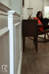 دیوارپوش سفید رنگ زهوار برجسته دار