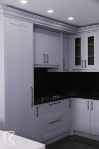 کابینت آشپزخانه با درب های چوبی و شیشه ای