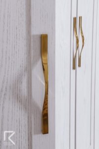 طراحی کمد لباس سفید وایت واش قاب تونیک