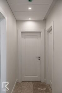 درب سفید اتاقی تک قاب شیک و نئوکلاسیک