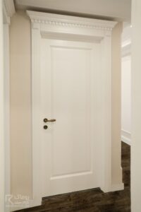 درب چوبی با چهارچوب لوکس سفید رنگ