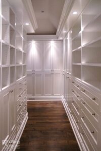 اتاق کمد لوکس سبک کلاسیک رنگ سفید