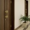 درب لابی تگزاس، درب دو لنگه قهوه‌ای با دستگیره طلایی