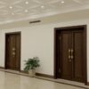 درب لابی تگزاس، دو درب چوبی در لابی روشن با سقف نورانی