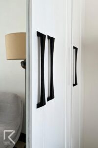 کمد دیواری سفید با دستگیره مشکی