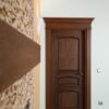 درب اتاق لندن، درب قهوه‌ای کنار دیوار سنگی