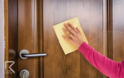 تمیز کردن درب چوبی