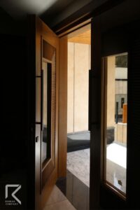 درب ساختمان چوبی شیشه ای