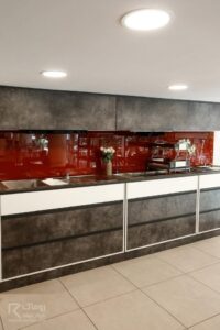 رنگ فرمز طوسی کابینت آشپزخانه مدرن