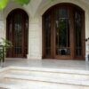 درب لابی هگمتانه، دو درب قوسی بالای پله‌های سنگی