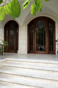 درب ورودی ساختمان کلاسیک