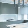 کابینت آشپزخانه وست لند، جزیره سفید و کابینت طوسی زیر چراغ آویز