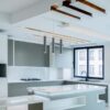 کابینت آشپزخانه وست لند، نمای کلی کابینت طوسی و جزیره سفید
