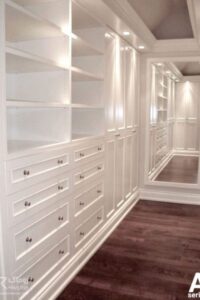 اتاق کمد با کشو و قفسه های زیاد