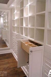 اتاق کمد جادار و لوکس رنگ سفید