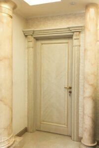 درب داخلی چوبی پتینه با سرستون کلاسیک