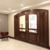 درب لابی کاپوآ، درب قوس‌دار در لابی روشن