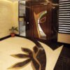 درب لابی کارتاژ، درب طرح‌دار و کف سنگی با نقش برگ