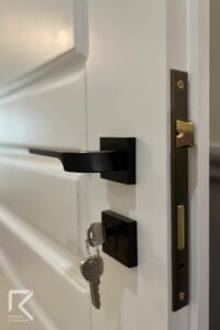 دستگیره مشکی برای درب سفید نئوکلاسیک