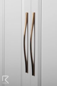 دستگیره نئوکلاسیک قوس دار طلایی رنگ برای کمد سفید نئوکلاسیک