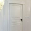 درب اتاق زوریخ، درب سفید سه قاب کنار لوستر