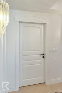 درب نئوکلاسیک سفید با دستگیره مشکی