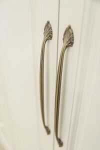 دستگیره کمد دیواری سفید نئوکلاسیک چوبی