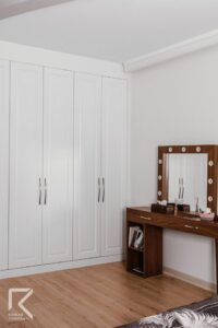 کمد اتاق خواب سفید چوبی تک قاب