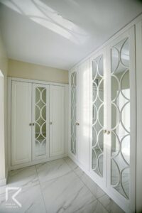 کمد دیواری آینه ای سفید چوبی اتاق خواب کوچک