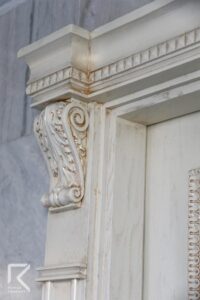 سرستون کلاسیک درب چوبی پتینه