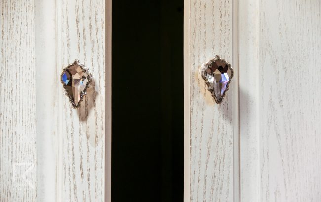 کمد دیواری کلاسیک سفید شیوه رنگ آمیزی پتینه