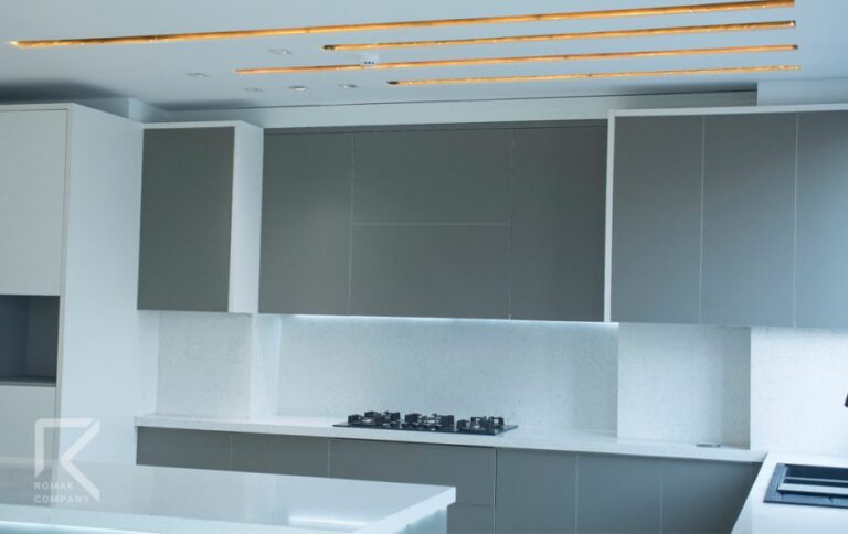 کابینت سفید طوسی؛ از آشپزخانه‌ سفید طوسی چه می‌دانیم؟
