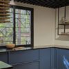 کابینت آشپزخانه آرک لند، کابینت آبی زیر پنجره و قفسه آویز
