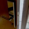 درب لابی برن، نمای نزدیک قفل دیجیتال روی لبه درب