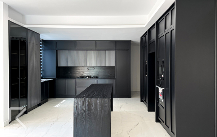 کابینت مشکی با روکش های گلاس