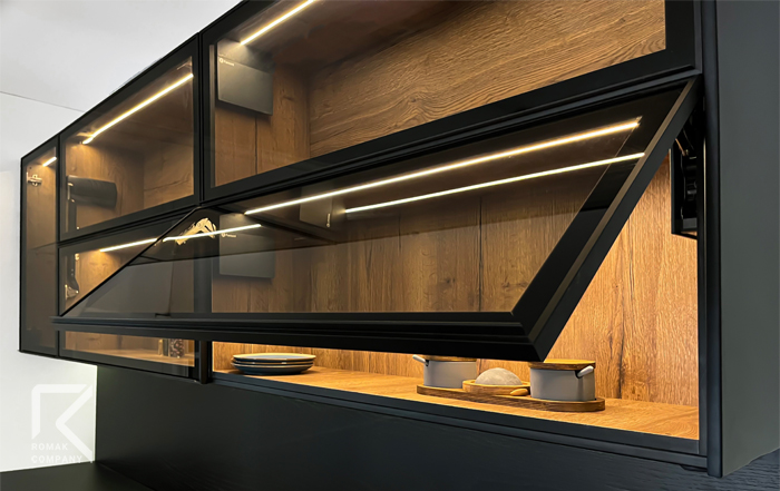 کابینت آشپزخانه با در شیشه ای