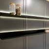 کابینت آشپزخانه فلولند، قفسه‌های باز مشکی با نورپردازی خطی