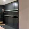 کابینت آشپزخانه فلولند، کابینت قدی روشن کنار قفسه‌های نورپردازی‌شده