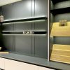 کابینت آشپزخانه فلولند، قفسه‌های باز و کابینت ستونی با سینی‌های چوبی