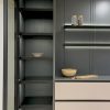 کابینت آشپزخانه فلولند، قفسه ستونی شیشه‌ای مشکی در کنار کابینت‌ها
