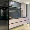 کابینت آشپزخانه فلولند، ردیف کابینت پایین صورتی روشن و قفسه‌های باز
