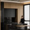 کابینت آشپزخانه مدرن مشکی و چوب اوک لند، تصویر سیزدهم
