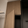 کابینت آشپزخانه مدرن مشکی و چوب اوک لند، تصویر دهم